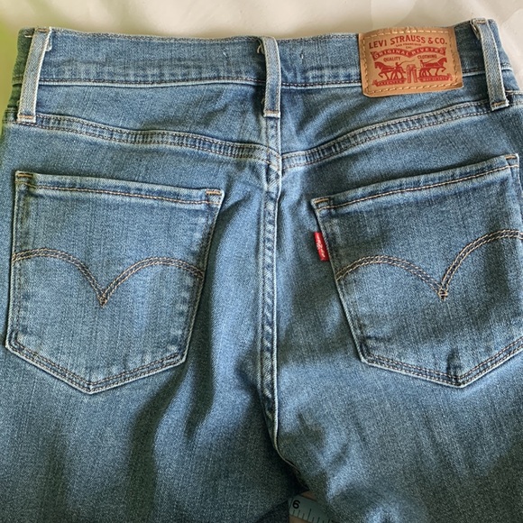 Levi’s 724 High Rise Straight Distressed - Picture 7 of 9